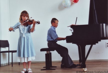 Foto Klavierunterricht - Klavierlehrerin - Svetlana Bll : Kinder musizieren zusammen